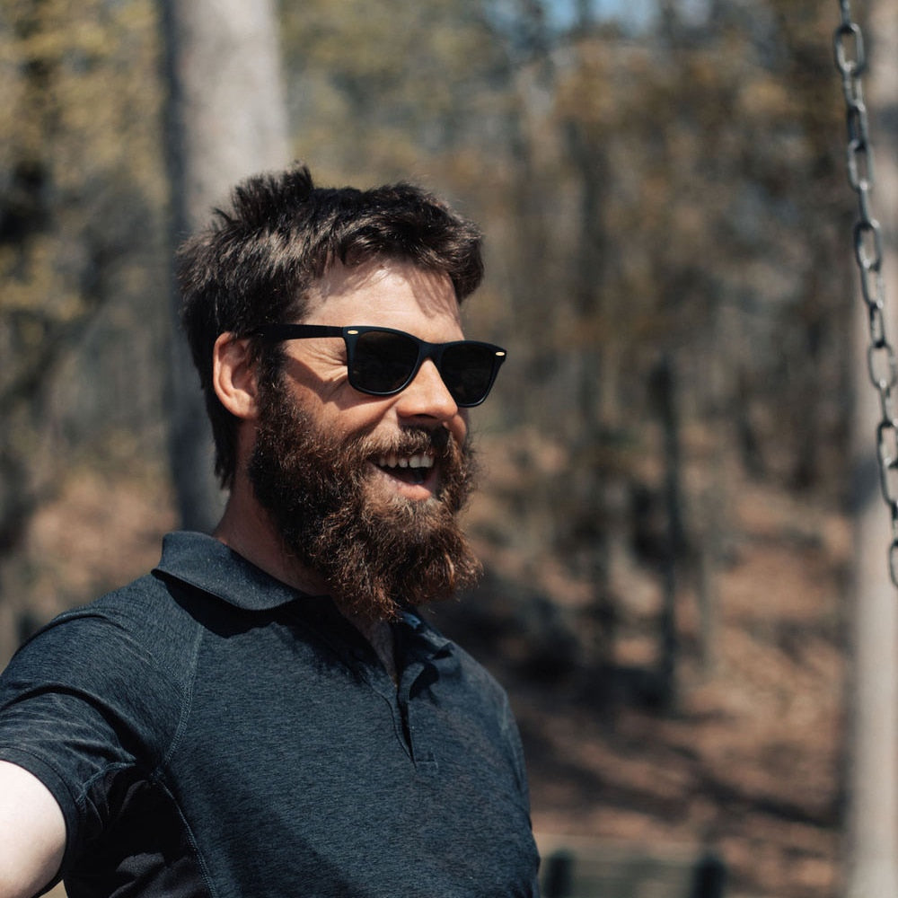 Bearded man wearing Veithdia Classic Square sunglases